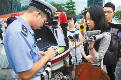 改变习惯 行人勿闯红绿灯 与城市一同成长